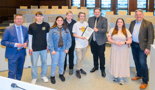 Übergabe der Schulmängelliste durch das Jugendparlament an Oberbürgermeister Daniel Schranz und die Beigeordneten Michael Jehn und Jürgen Schmidt