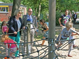 Ministerpräsidentin Hannelore Kraft und der Erste Beigeordnete Apostolos Tsalastras informierten sich vor Ort über das Projekt "Kein Kind zurücklassen". (Foto: Stadt Oberhausen) 